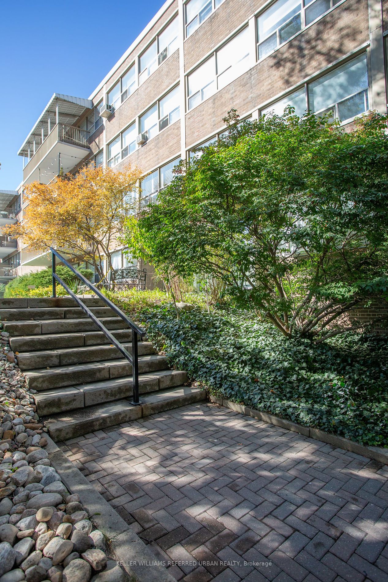 160 The Donway  W, Toronto, Ontario, Banbury-Don Mills