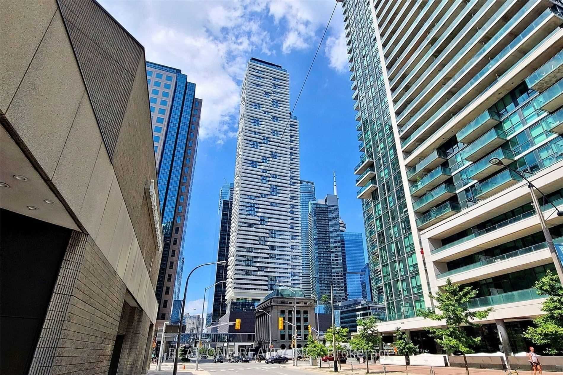 100 Harbour St, Toronto, Ontario, Waterfront Communities C1