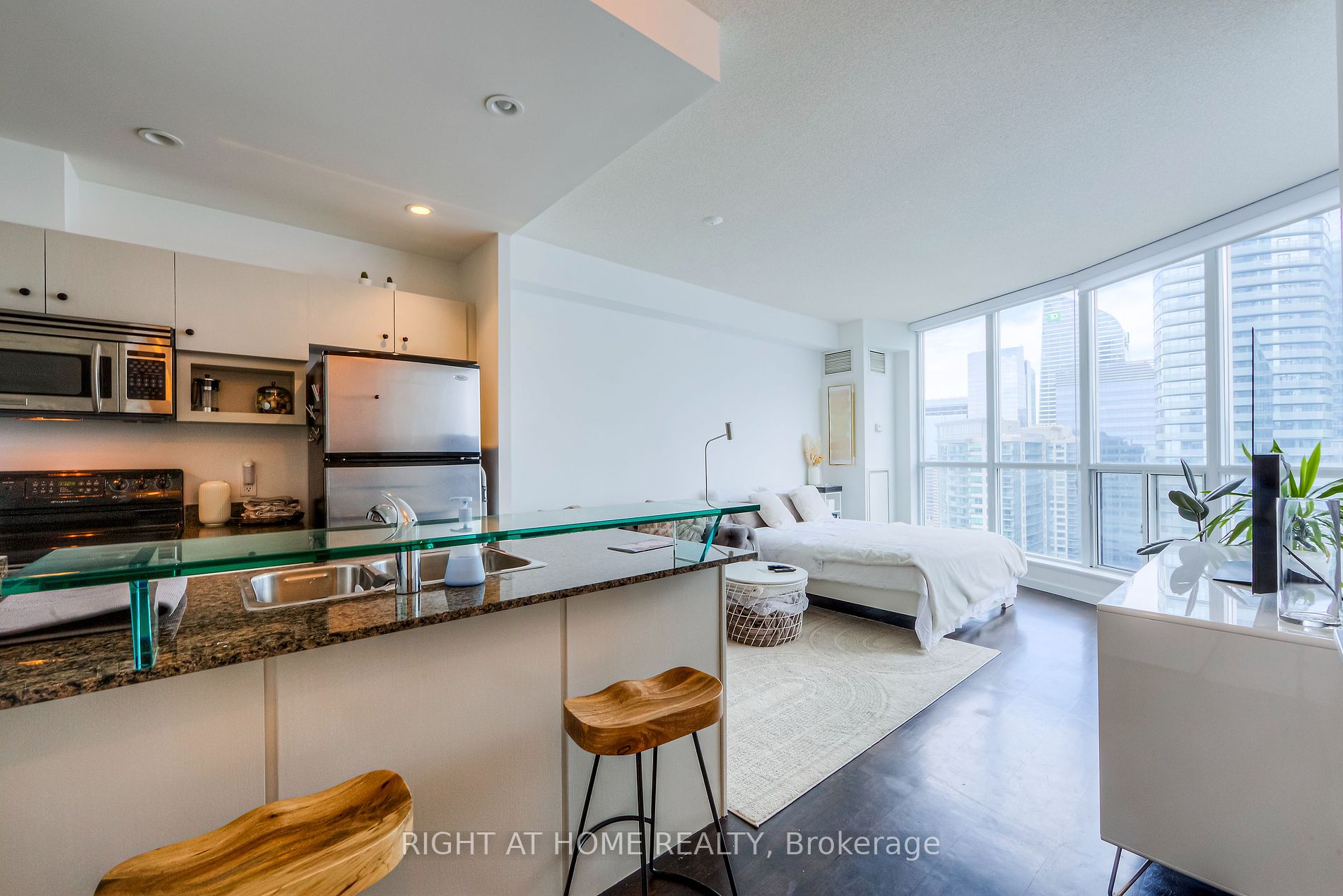 208 Queens Quay W, Toronto, Ontario, Waterfront Communities C1