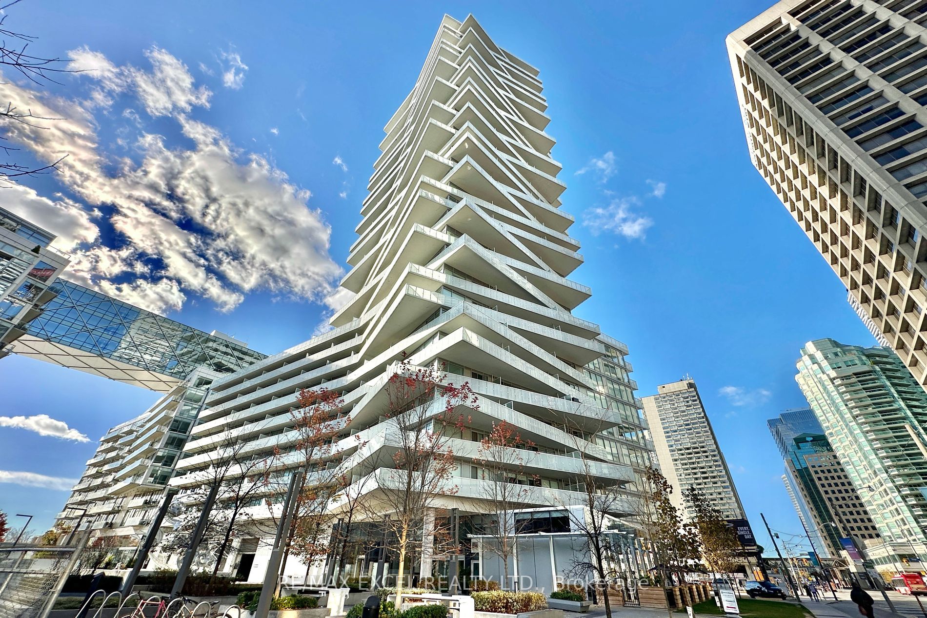 15 QUEENS Quay E, Toronto, Ontario, Waterfront Communities C1