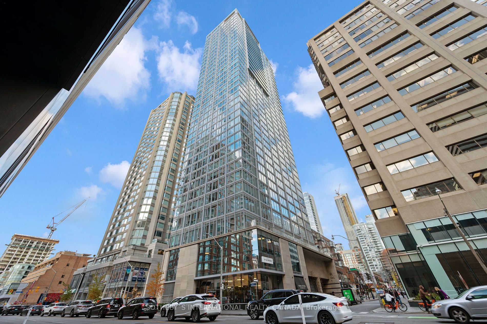 200 Cumberland St, Toronto, Ontario, Annex