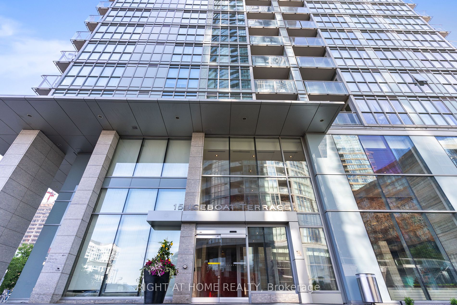 15 Iceboat Terr, Toronto, Ontario, Waterfront Communities C1