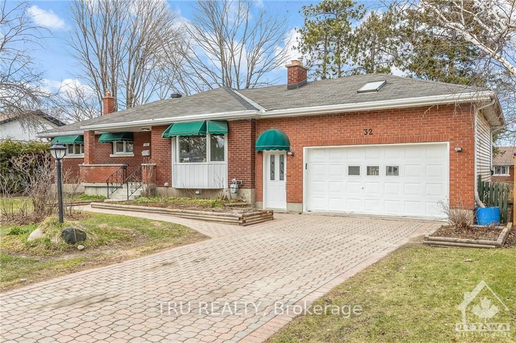 32 ROUNDHAY Dr, South of Baseline to Knoxdale, Ontario, 7606 - Manordale