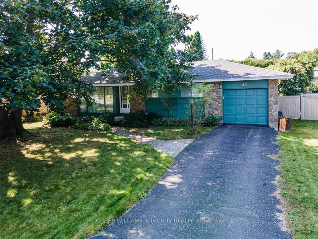 49 ELMSLEY Cres, Bells Corners and South to Fallowfield, Ontario, 7805 - Arbeatha Park