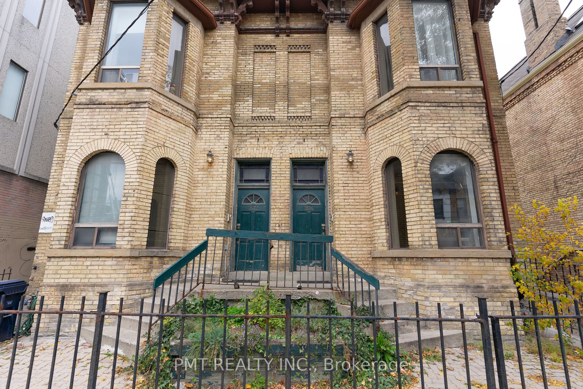 204 Gerrard St E, Toronto, Ontario