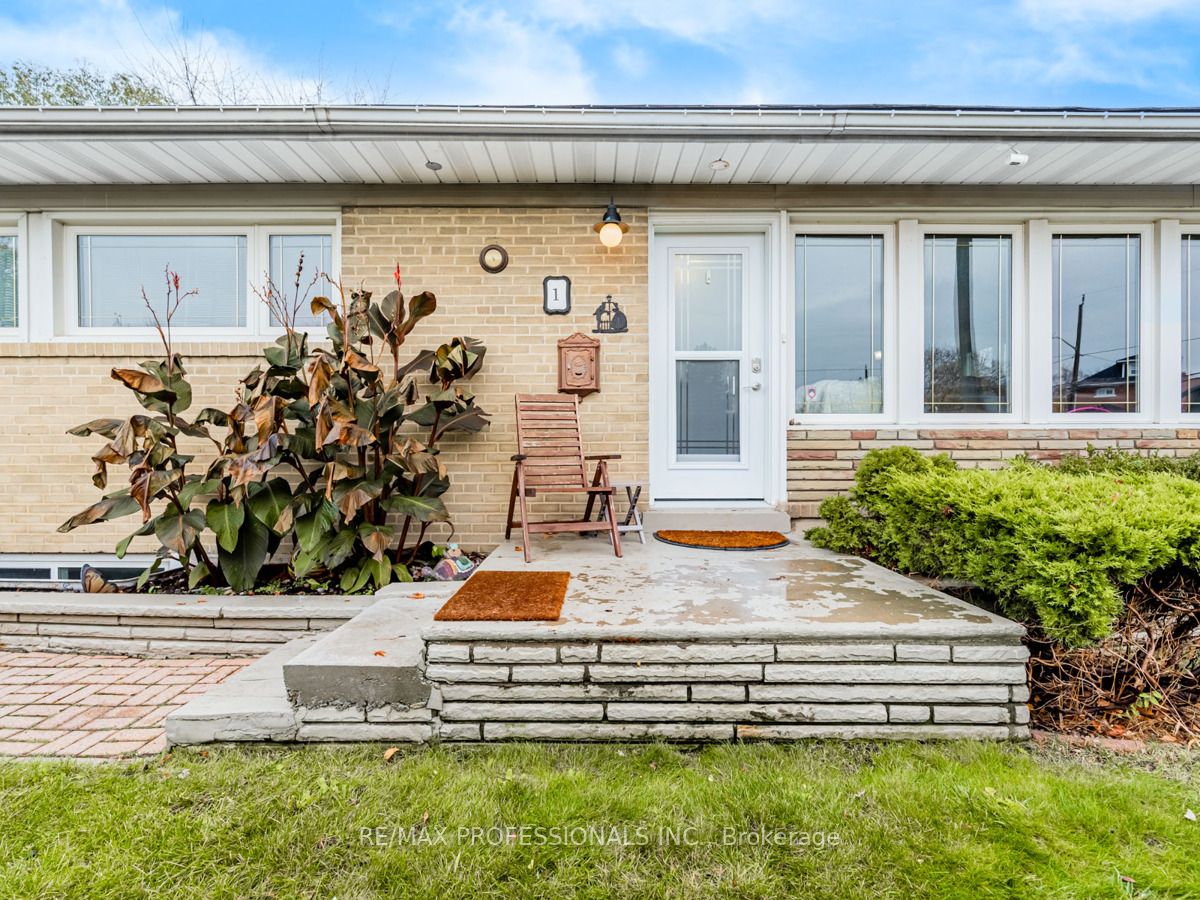 1 Pakenham Dr, Toronto, Ontario, Rexdale-Kipling