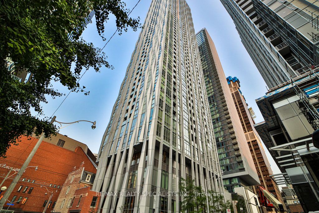 1 Yorkville Ave, Toronto, Ontario, Annex