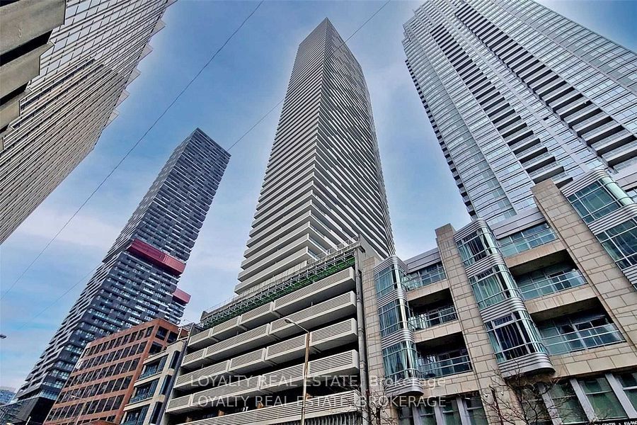 2221 Yonge St, Toronto, Ontario, Mount Pleasant West