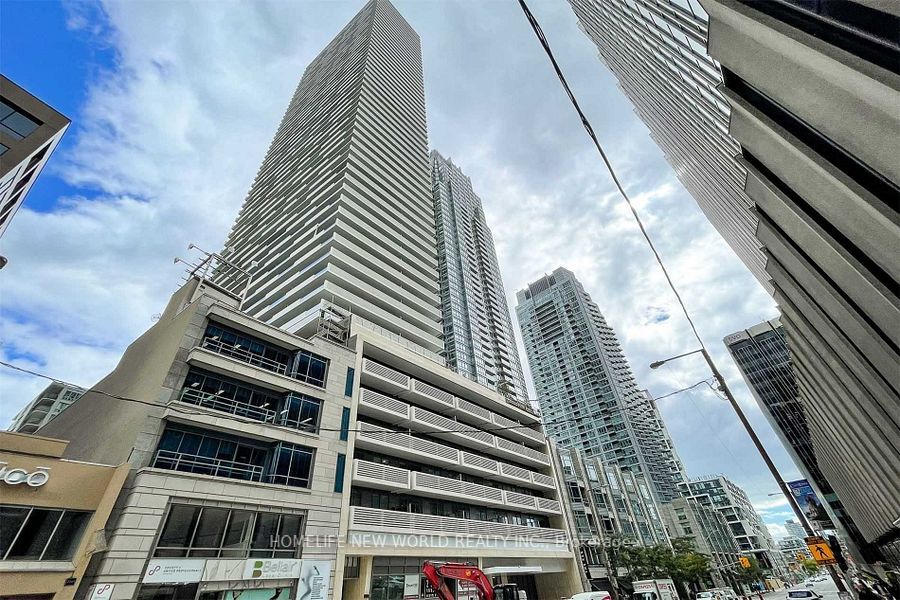 2221 Yonge St, Toronto, Ontario, Mount Pleasant West