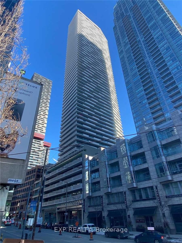 2221 Yonge St, Toronto, Ontario, Mount Pleasant West