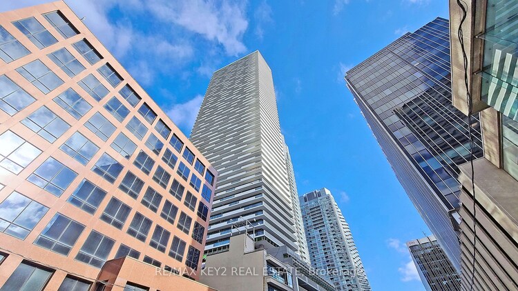 2221 Yonge St, Toronto, Ontario, Mount Pleasant West