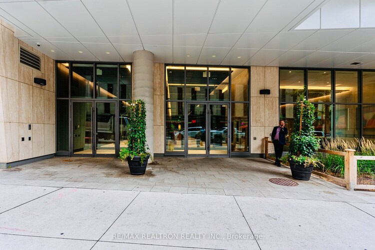 2221 Yonge St, Toronto, Ontario, Mount Pleasant West