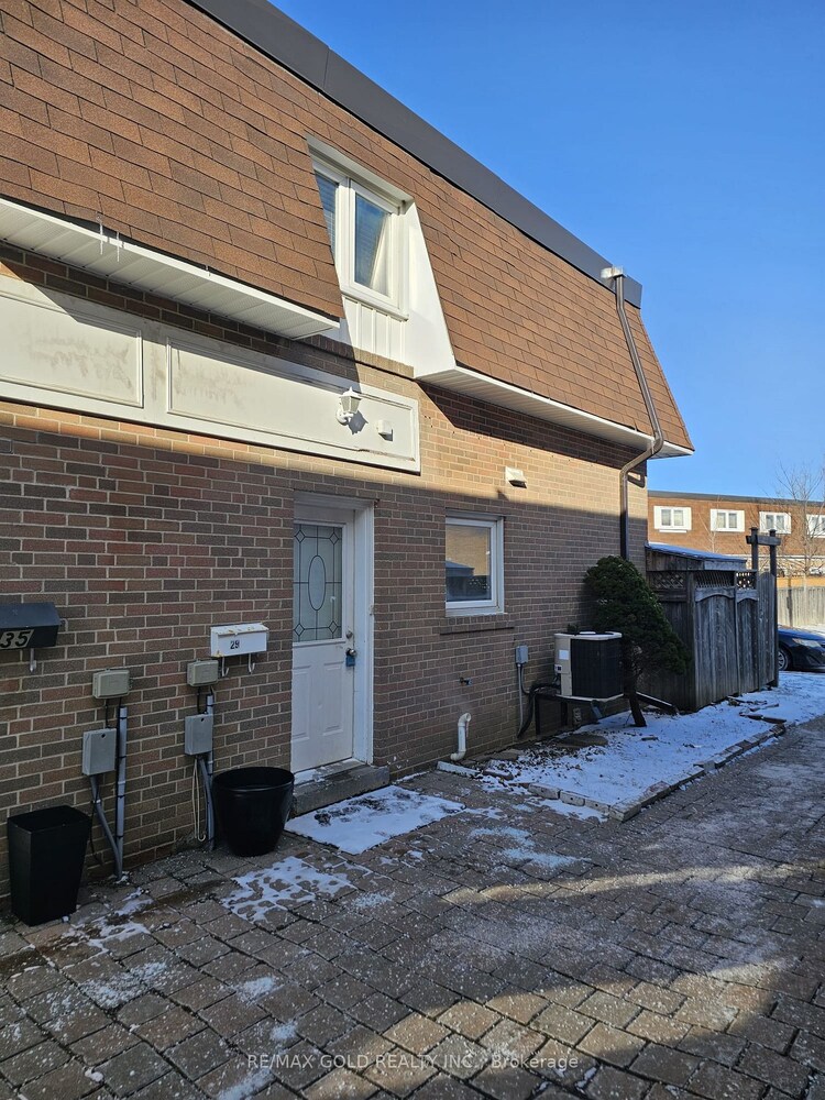 29 Town House Cres N, Brampton, Ontario, Brampton East