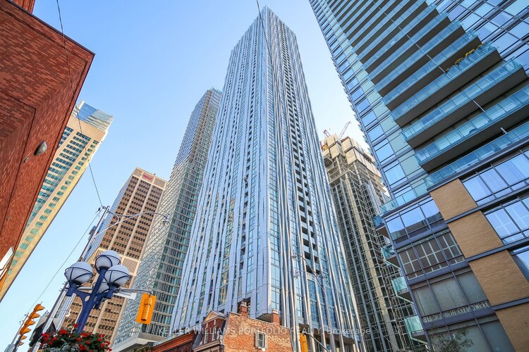 1 Yorkville Ave, Toronto, Ontario, Annex