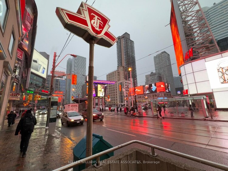 112 Dundas St W, Toronto, Ontario, Bay Street Corridor