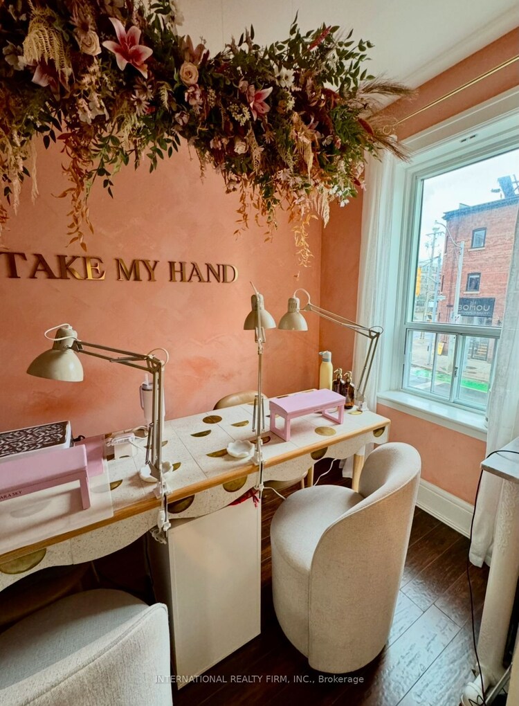 1118 Yonge St, Toronto, Ontario, Annex