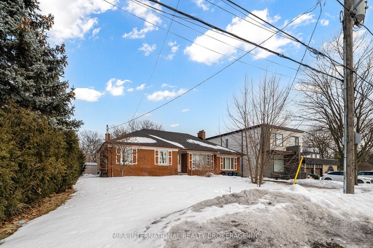 97 Cornelius Parkway, Toronto, ON, Maple Leaf