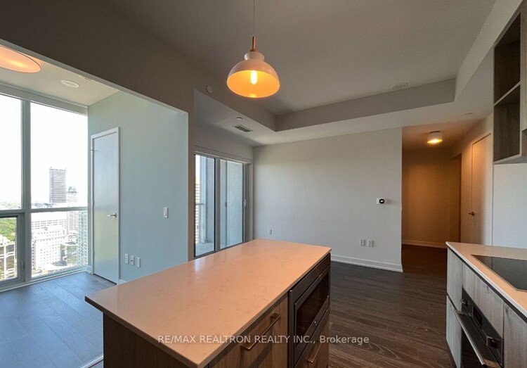 1 Yorkville Avenue, Toronto, ON, Annex