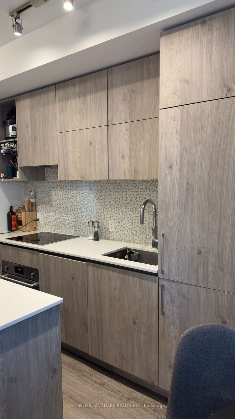 1 Yorkville Avenue, Toronto, ON, Annex