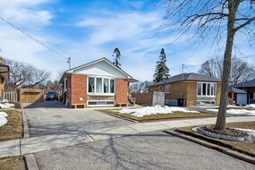 74 Wantanopa Crescent, Toronto, ON