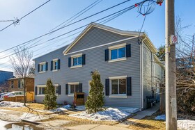 92 Pearl Street S, Hamilton, ON , MLS #X12360616 , Image - 1