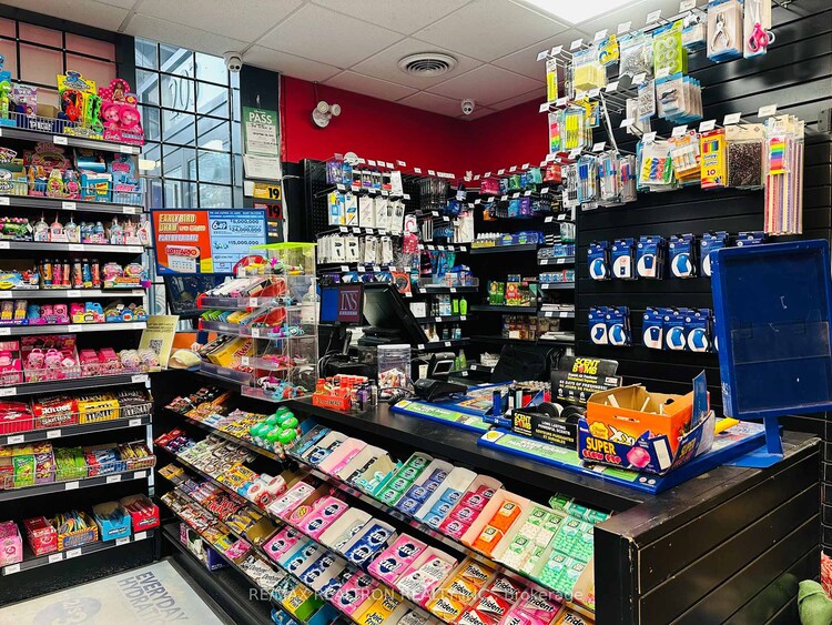 205 College Street, Toronto, ON, Kensington-Chinatown