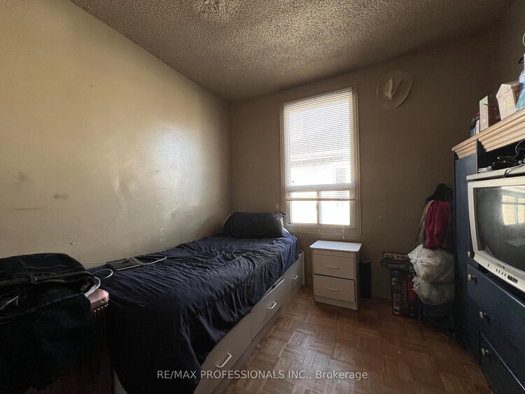 4 Locust Street, Toronto, ON, Mount Dennis