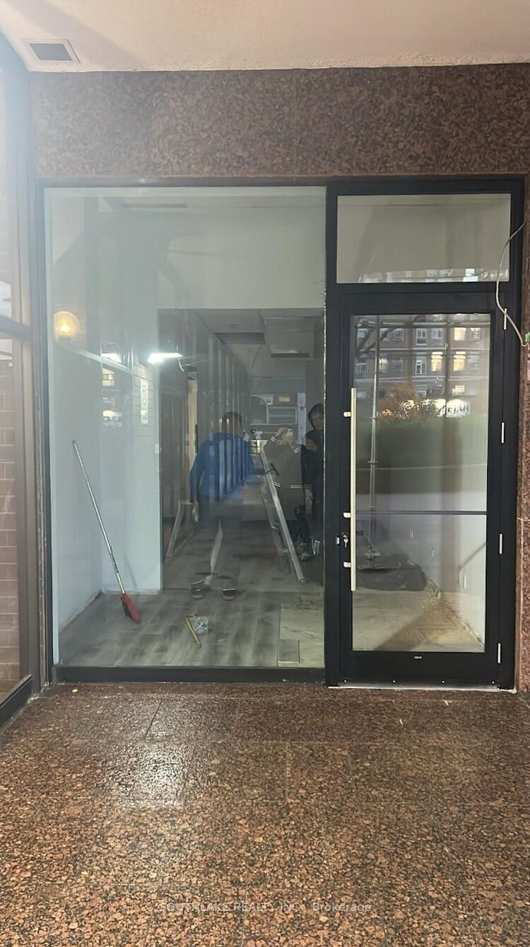 920 Yonge Street, Toronto, ON, Annex