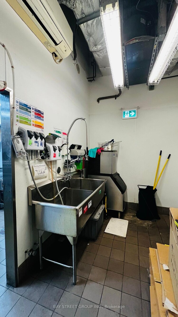 100 City Centre Drive, Mississauga, ON, City Centre