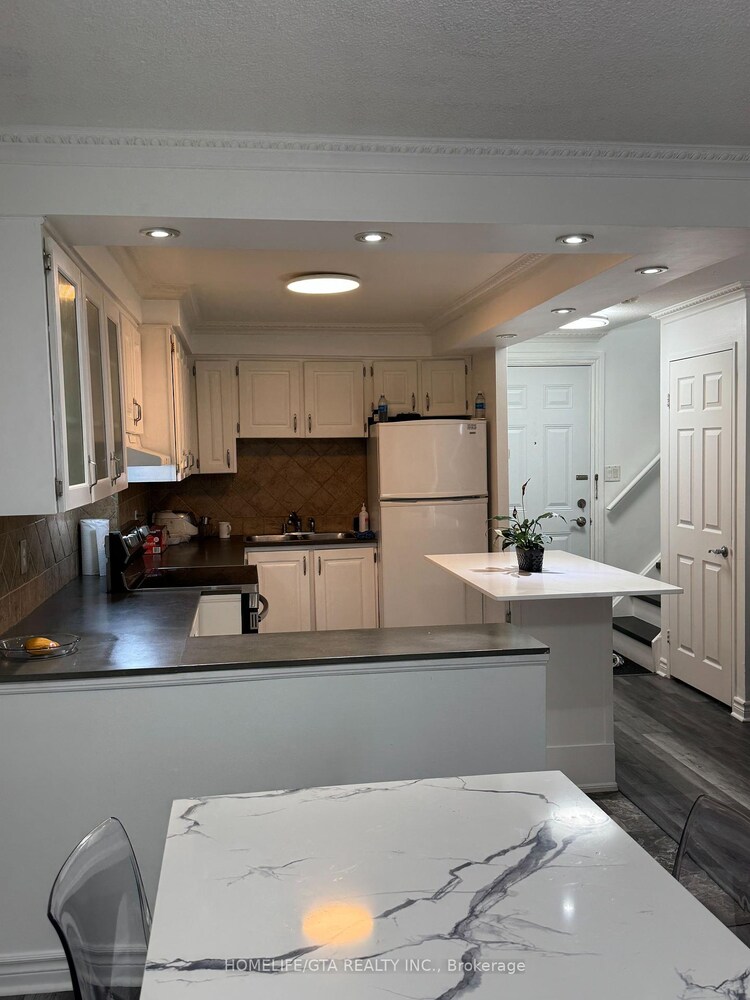 3040 Constitution Boulevard, Mississauga, ON, Applewood