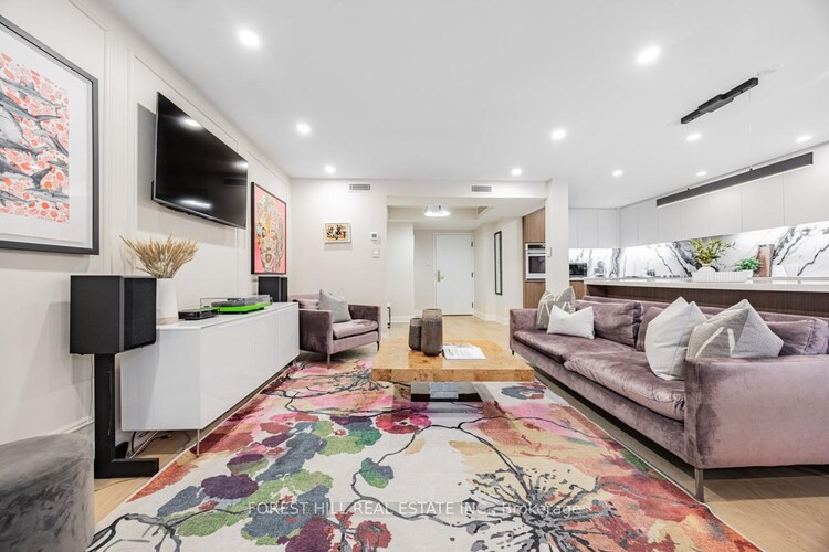 900 Yonge Street, Toronto, ON, Annex