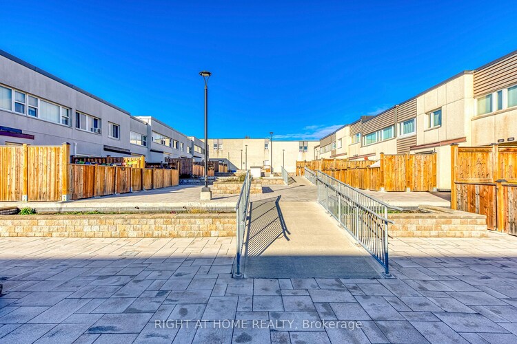 1055 Dundas Street E, Mississauga, ON, Applewood