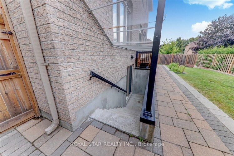 1881 Pine Grove Avenue, Pickering, ON, Highbush