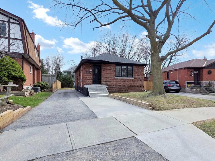 12 Helsby Crescent, Toronto, ON, Alderwood