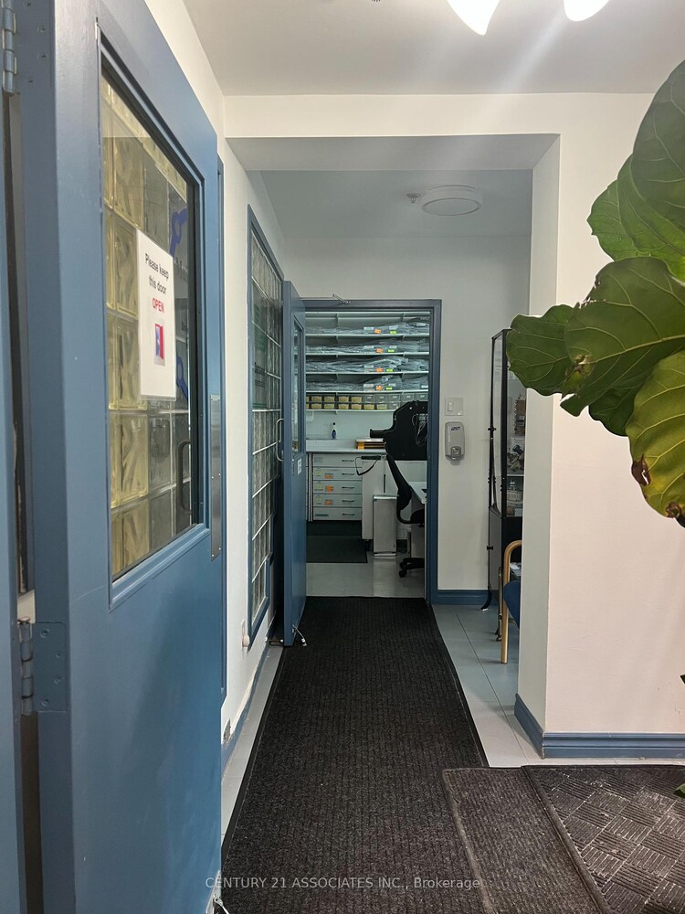 145 Traders Boulevard E, Mississauga, ON, Gateway