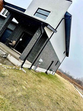 6807 Royal Magnolia Avenue, Middlesex, ON , MLS #X12102986 , Image - 1