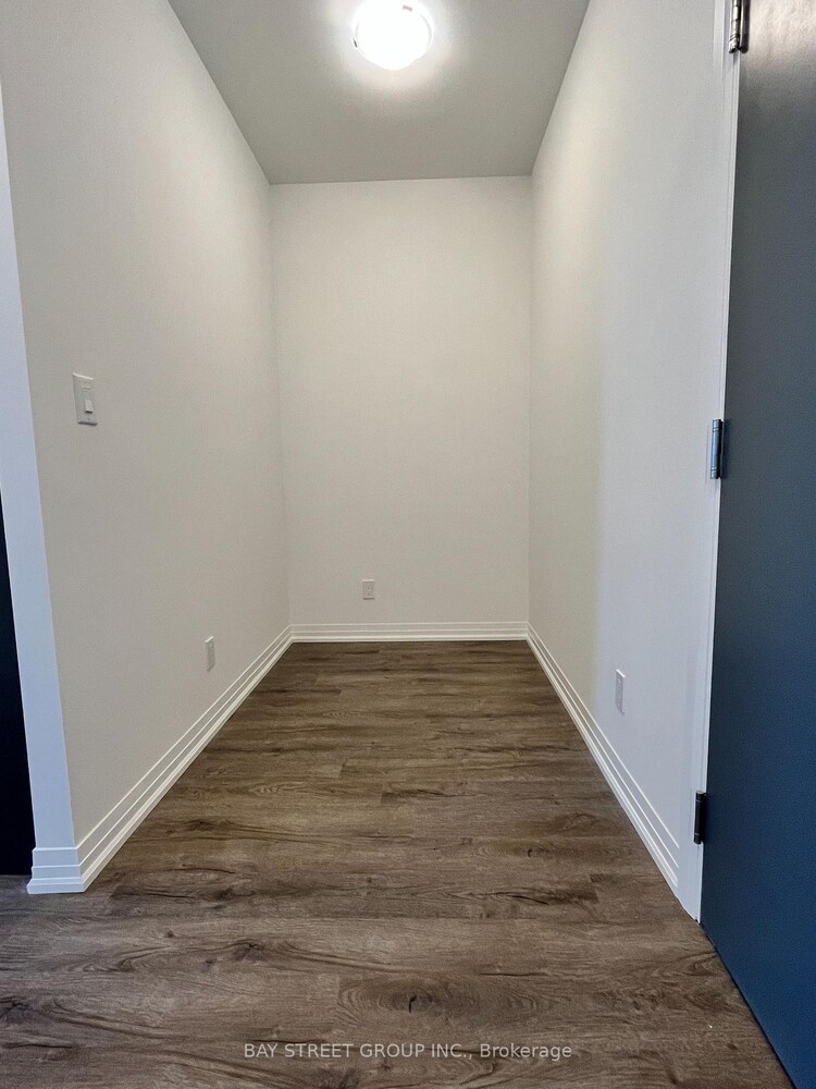 3265 Carding Mill Trail, Oakville, ON, 1008 - GO Glenorchy