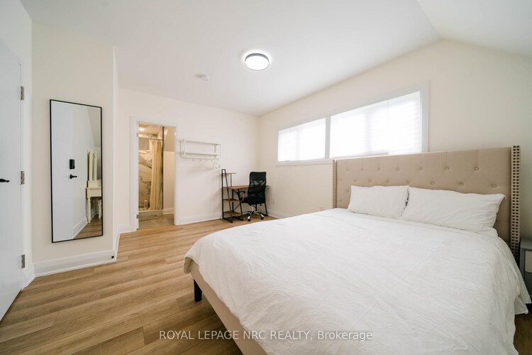 5341 River Road, Niagara Falls, ON, 210 - Downtown