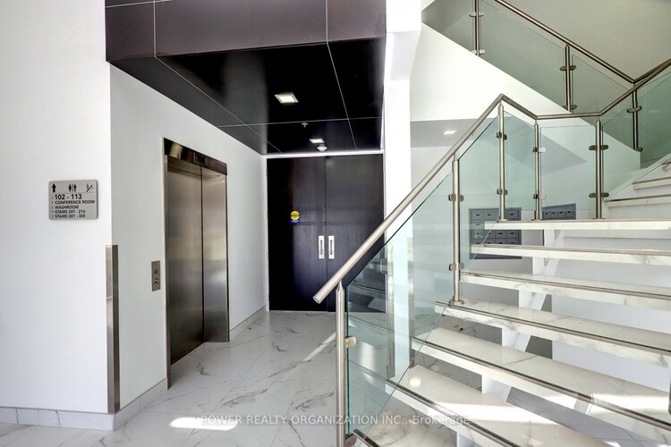 320 Matheson Boulevard W, Mississauga, ON, Gateway