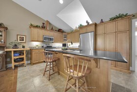 124 North Centre Road, Middlesex, ON , MLS #X12135590 , Image - 1