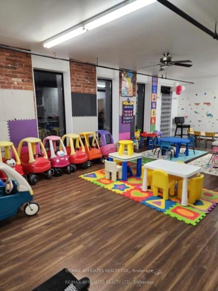 23 MONTREAL Road, Vanier and Kingsview Park, ON, 3401 - Kingsview Park