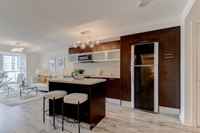 386 Yonge Street, Toronto, ON
