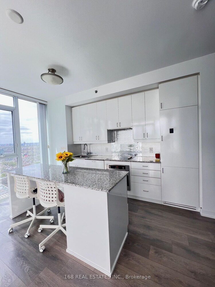 426 University Avenue, Toronto, ON, University