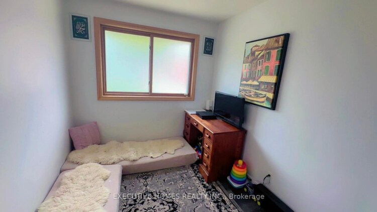 18 Silverdale Crescent, London South, ON, South T