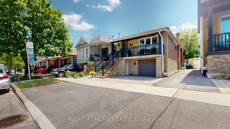 15 Maple Bush Avenue, Toronto, ON, Humberlea-Pelmo Park W4