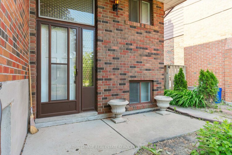 28 Cornelius Parkway, Toronto, ON, Maple Leaf