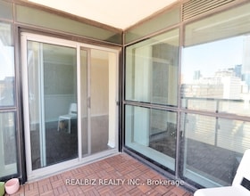 386 Yonge Street, Toronto, ON , MLS #C13508030 , Image - 1