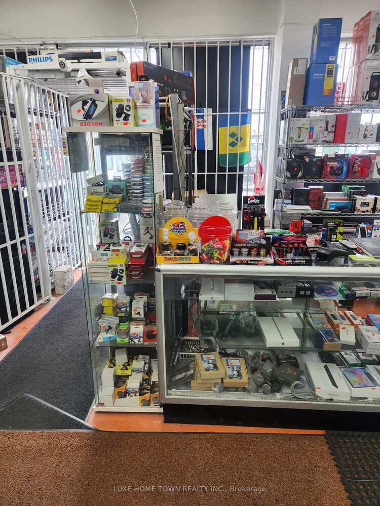 2541 Finch Avenue W, Toronto, ON, Humbermede