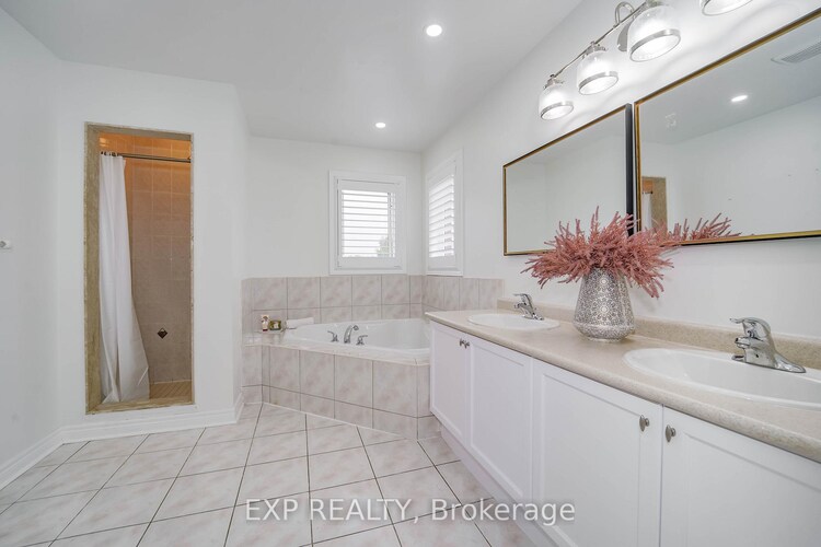 33 Gloria Crescent, Whitby, ON, Williamsburg