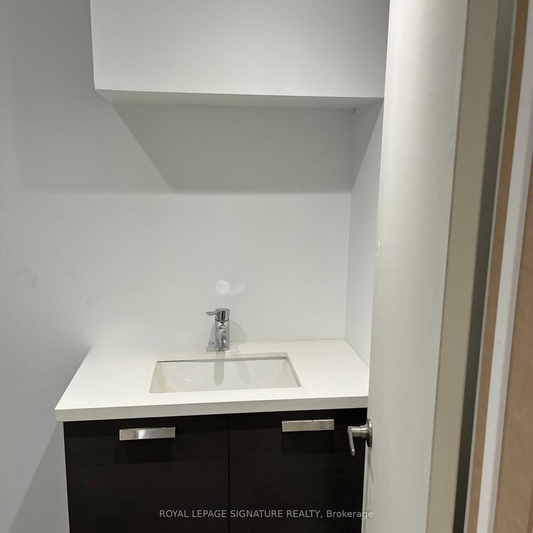 38 Burnhamthorpe Road W, Oakville, ON, 1008 - GO Glenorchy